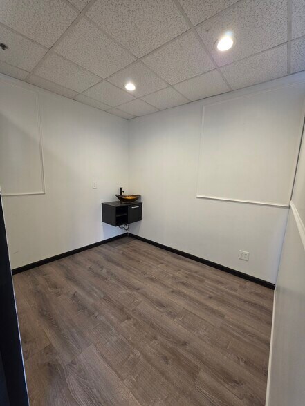 More Photos Of 117 Main St, East Islip Freestanding For Lease