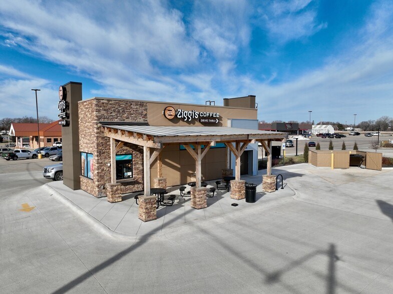 Primary Photo Of 1409 K St, Fairbury General Retail For Sale
