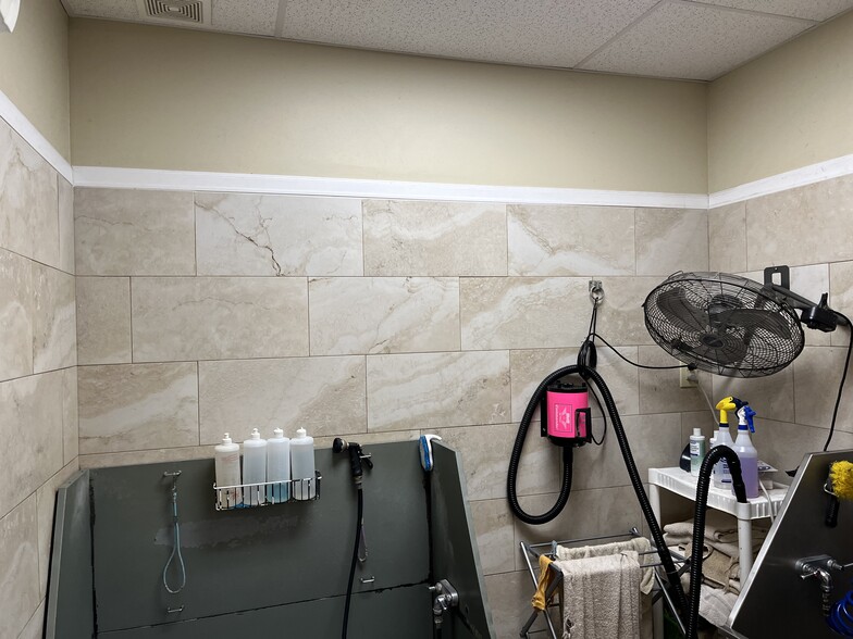 More Photos Of 1343 Lane Ave S, Jacksonville Veterinarian Kennel For Sale