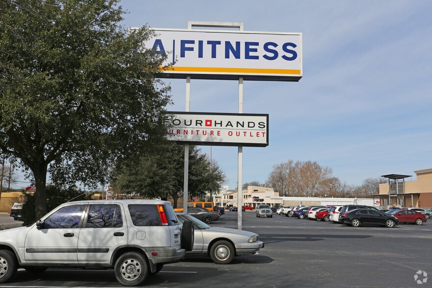 More Photos Of 2020 W Anderson Ln, Austin Freestanding For Sale