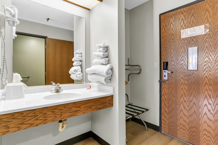 More Photos Of 630 W Main St, El Paso Hotel For Sale