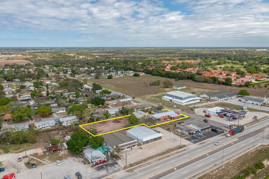 More Photos Of 19 Evergreen Dr, Lake Wales Freestanding For Sale
