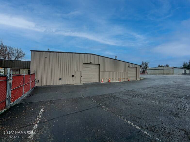 More Photos Of 850 NE 1st St, Bend Service For Lease