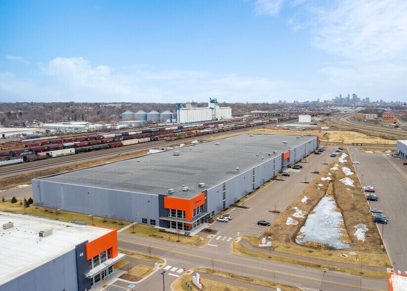 More Photos Of 41 E Northern Stacks Dr, Fridley Warehouse For Lease