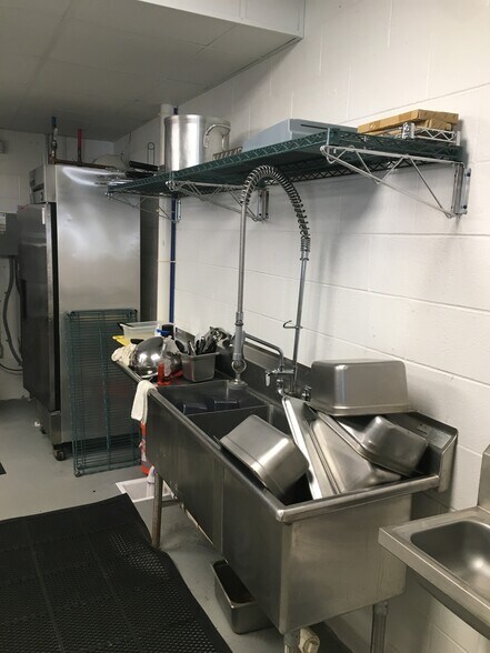 More Photos Of 4800 E Lake Blvd, Birmingham Service For Lease