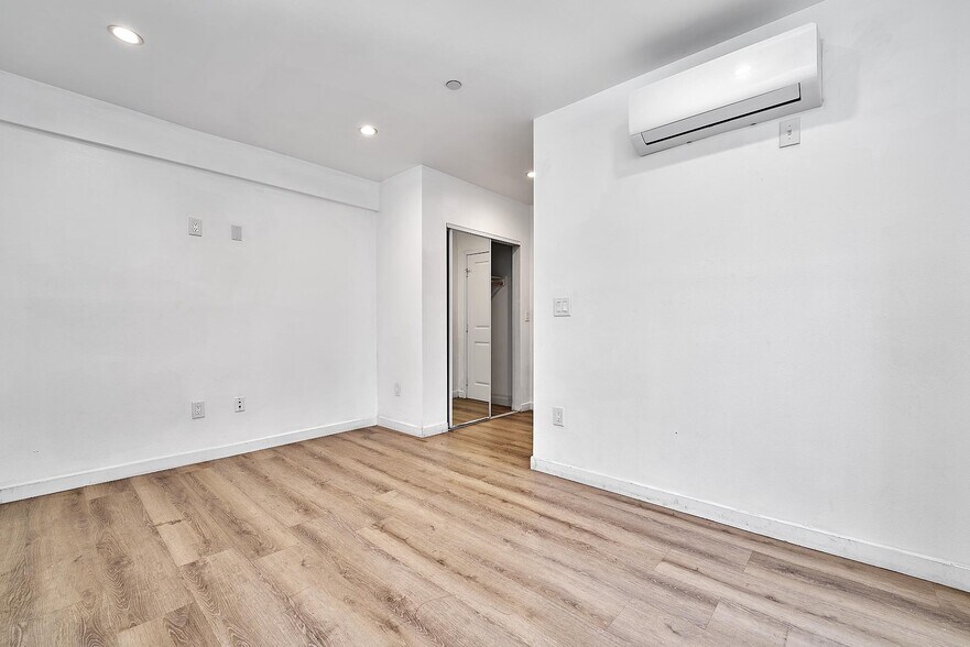 More Photos Of 550 W 47th St, Los Angeles Apartments For Sale
