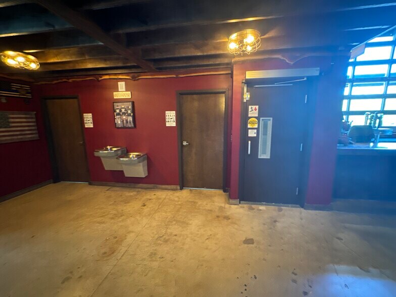 More Photos Of 201 E Center St, Tarpon Springs Bar For Lease