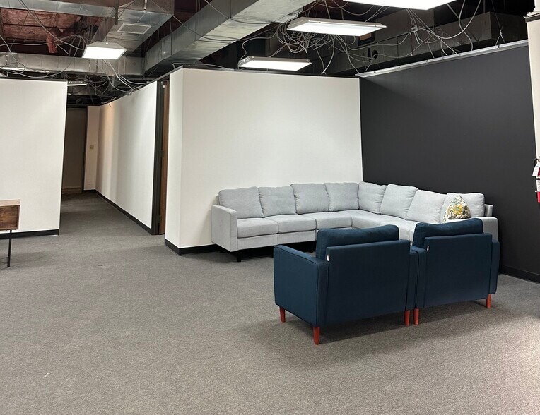 More Photos Of 10595 Westoffice Dr, Houston Light Distribution For Lease