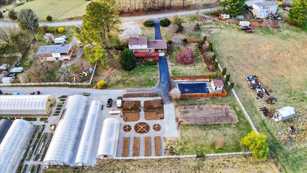 More Photos Of 1356 Coopers Cove Rd, Hardy Specialty For Sale