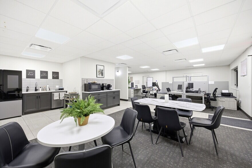 More Photos Of 326 SE Douglas St, Lees Summit Office For Sale