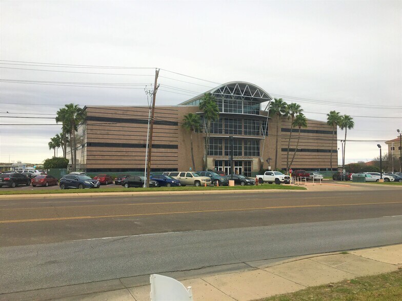More Photos Of 6801 McPherson Rd, Laredo Medical For Lease