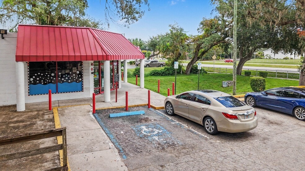 More Photos Of 12712 56th St N, Temple Terrace Freestanding For Sale