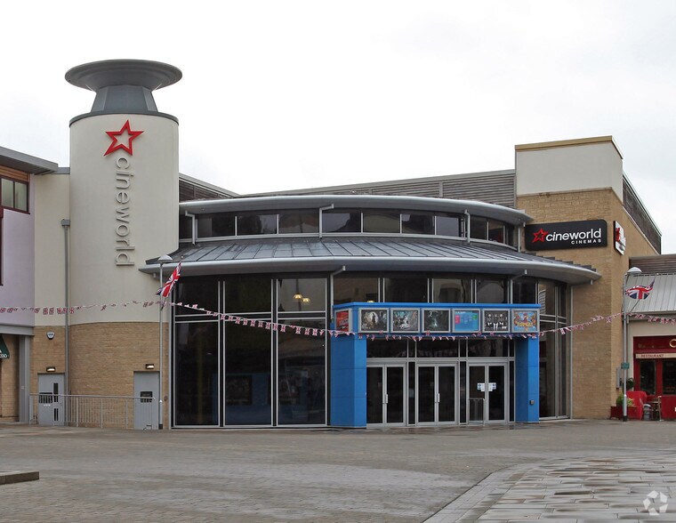 More Photos Of Marriotts Walk, Witney Storefront For Lease