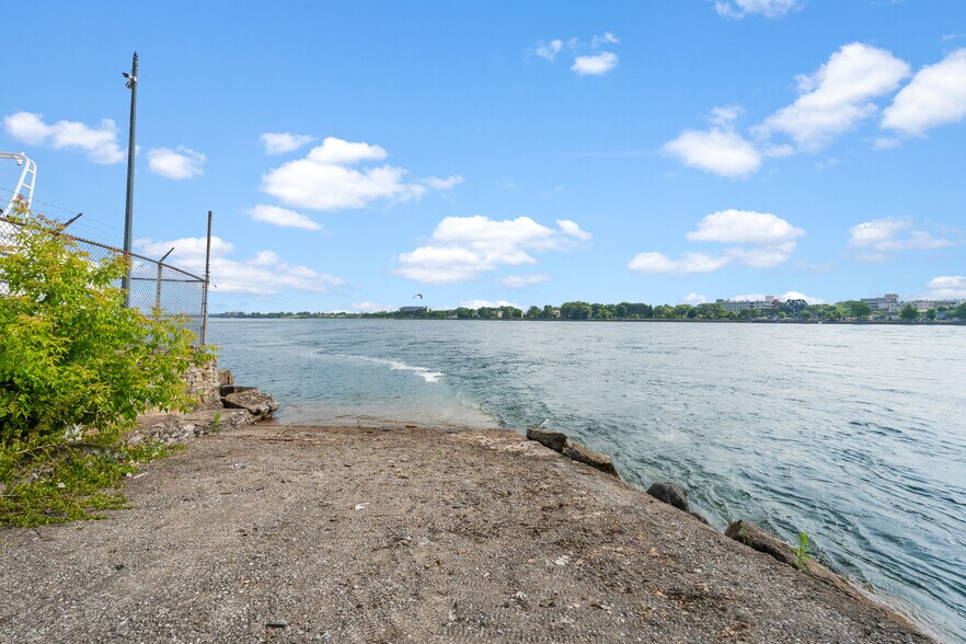 More Photos Of 162 Niagara Blvd, Fort Erie Marina For Sale