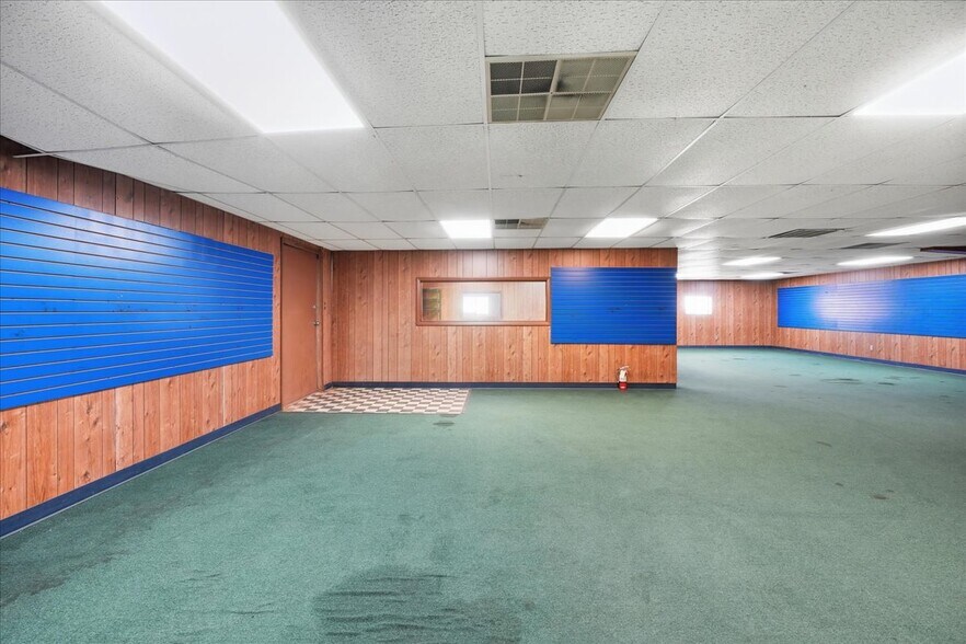 More Photos Of 3118 E Slaton Hwy, Lubbock Showroom For Sale