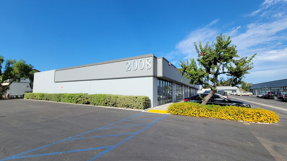 More Photos Of 2000 S Yale St, Santa Ana Warehouse For Lease