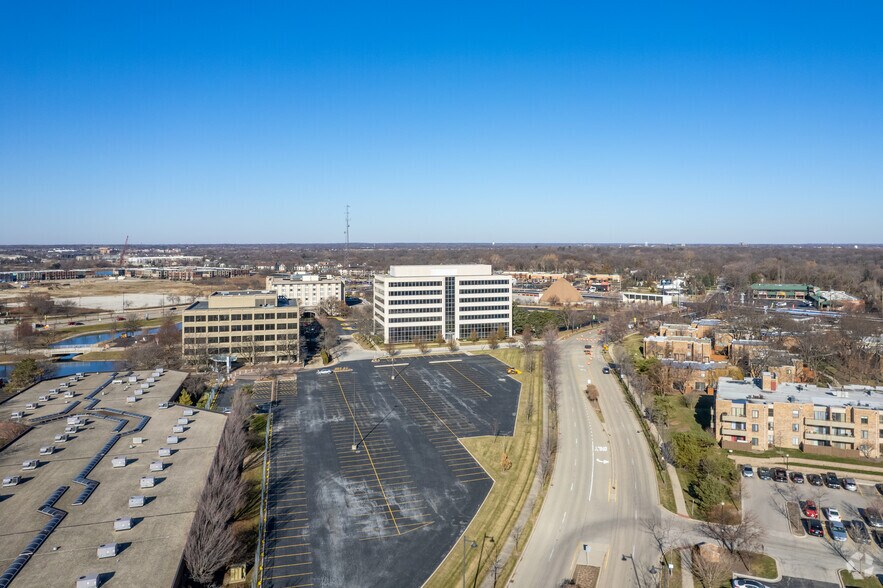 More Photos Of 1933 N Meacham Rd, Schaumburg Office For Lease