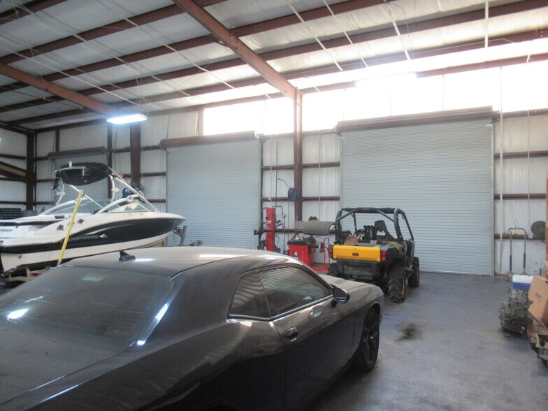 More Photos Of 26455 Hanna Rd, Conroe Warehouse For Lease