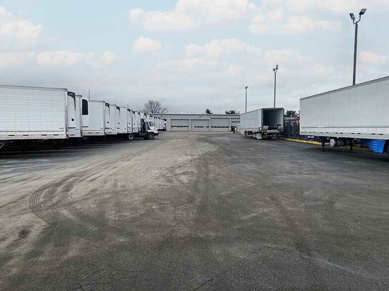 More Photos Of 5920 Gateway Industrial Dr, Belleville Warehouse For Lease