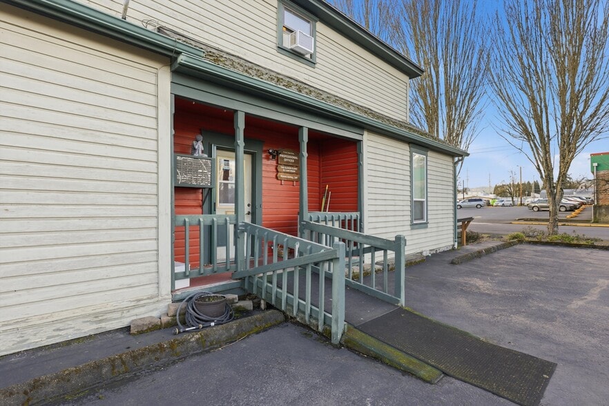 More Photos Of 114 E 2nd St, Newberg Office For Sale