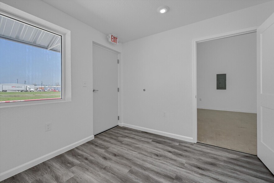 More Photos Of 2410 N Frisco Rd, Sherman Flex For Sale