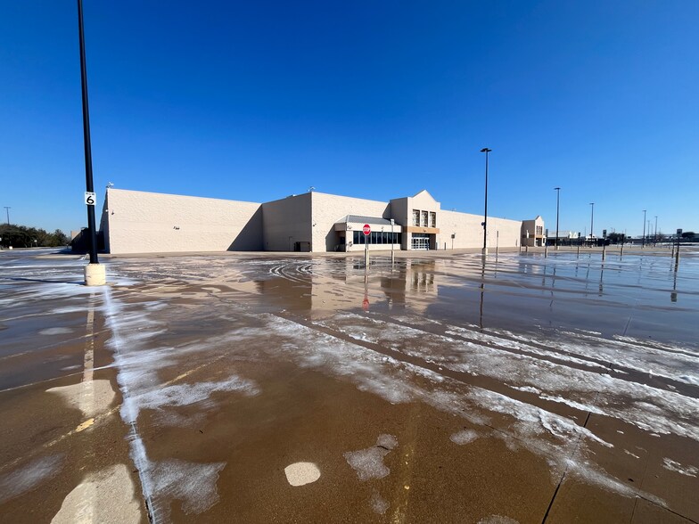 More Photos Of 3155 W Wheatland Rd, Dallas Freestanding For Sale