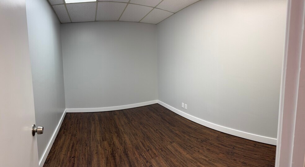 More Photos Of 556 W Bedford Euless Rd, Hurst Office For Lease