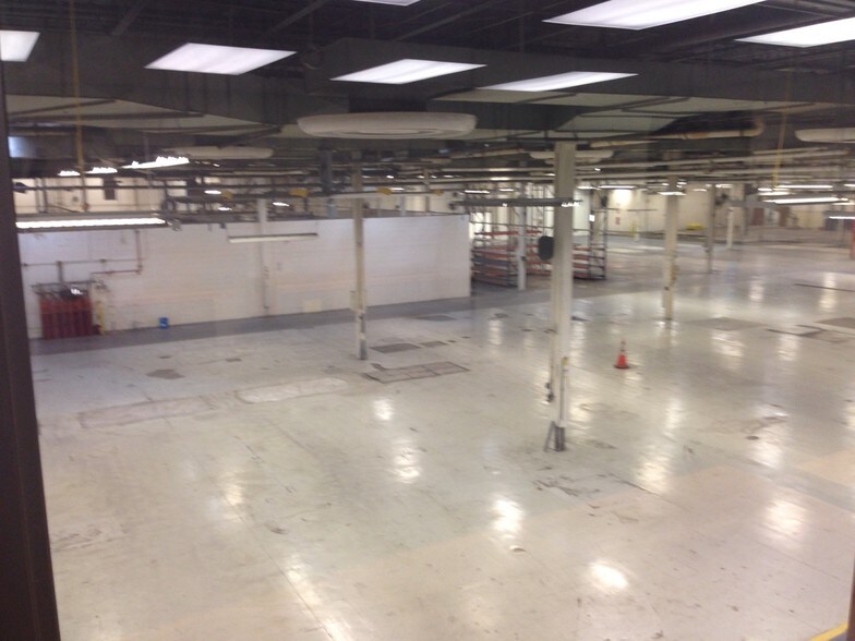 More Photos Of 711 W 9th St, Hobart Manufacturing For Lease