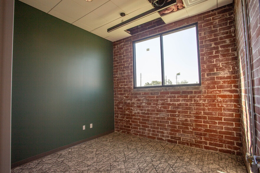 More Photos Of 1900 Diversified Way, Orlando Light Distribution For Lease