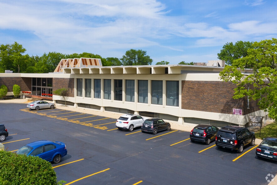 Primary Photo Of 7301-7337 N Lincoln Ave, Lincolnwood Office For Lease