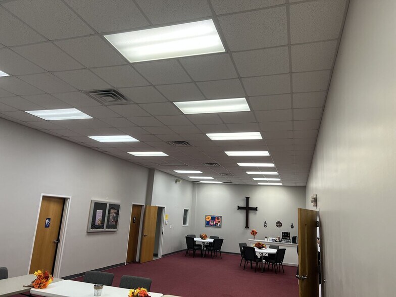 More Photos Of 5654 Carolina Beach Rd, Wilmington Showroom For Sale