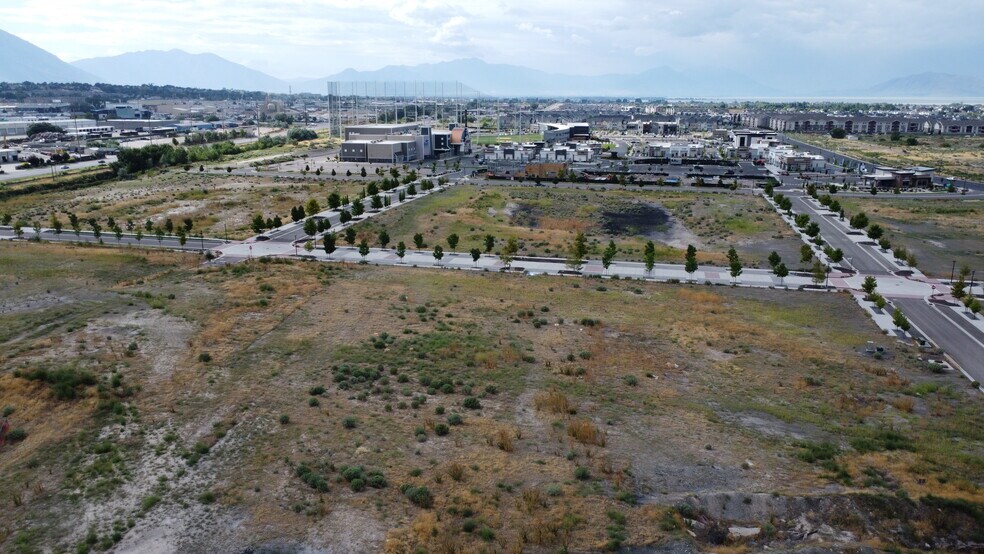 More Photos Of 634 N Mill Road, Vineyard Storefront Retail Office For Lease