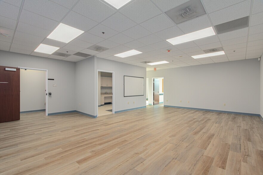 More Photos Of 21351 Gentry Dr, Sterling Office For Sale