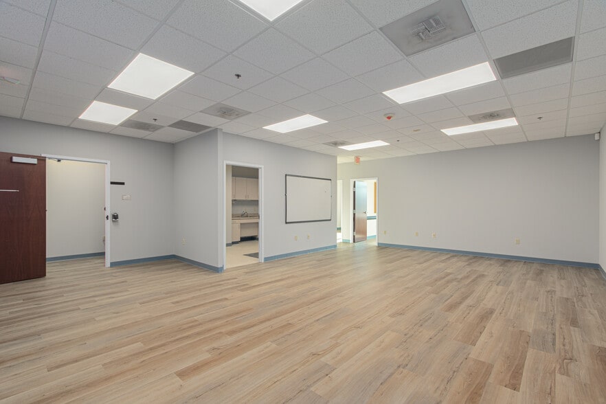 More Photos Of 21351 Gentry Dr, Sterling Office For Sale