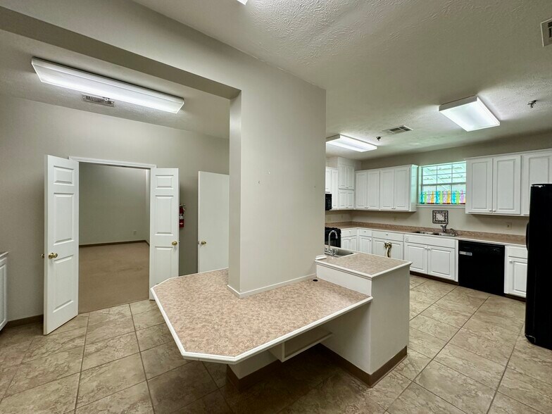 More Photos Of 807 Monroe St, Clinton Office For Sale