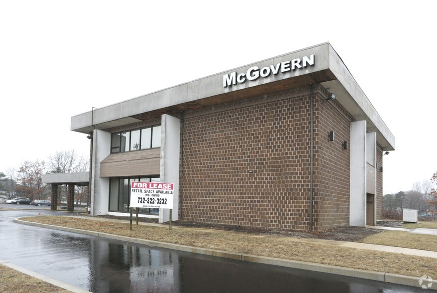 More Photos Of 24 Lanes Mill Rd, Brick Storefront Retail Office For Sale