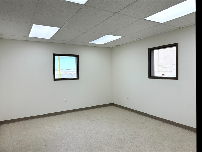 More Photos Of 7808 N 68th Ave, Glendale Distribution For Sale