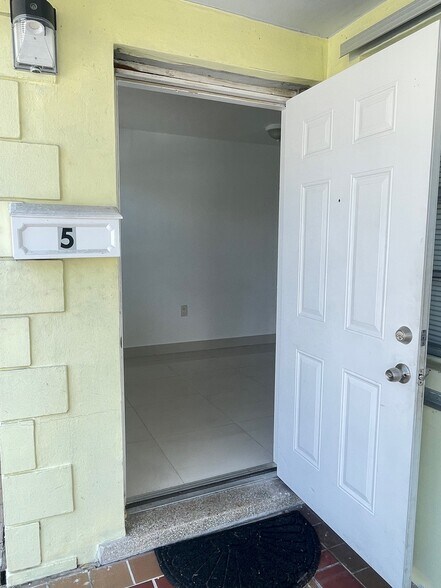 More Photos Of 213 SE Park St, Dania Apartments For Sale