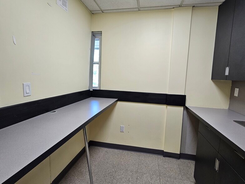 More Photos Of 202 E Main St, Huntington Medical For Lease