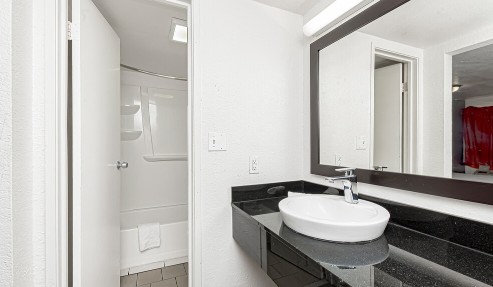 More Photos Of 9999 Gwenadele Ave, Baton Rouge Hotel For Sale