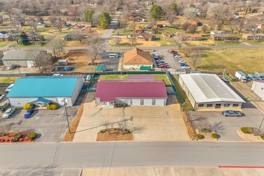 More Photos Of 1811 Alpine Dr, Clarksville Light Manufacturing For Lease
