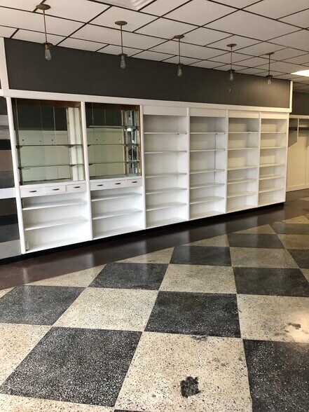 More Photos Of 109 W Monroe St, Herrin Storefront Retail Residential For Lease