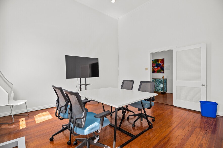 More Photos Of 1002 N Flores St, San Antonio Loft Creative Space For Lease