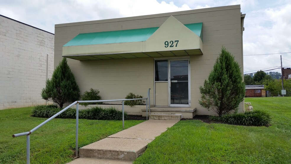 Primary Photo Of 927 8th Ave, Huntington Veterinarian Kennel For Lease