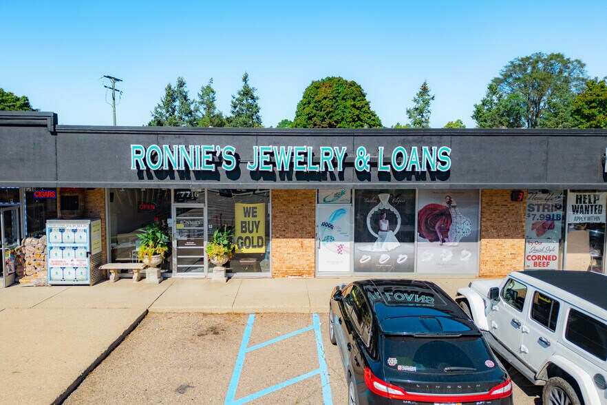 More Photos Of 1110-1126 N Pontiac Trail, Walled Lake Freestanding For Lease