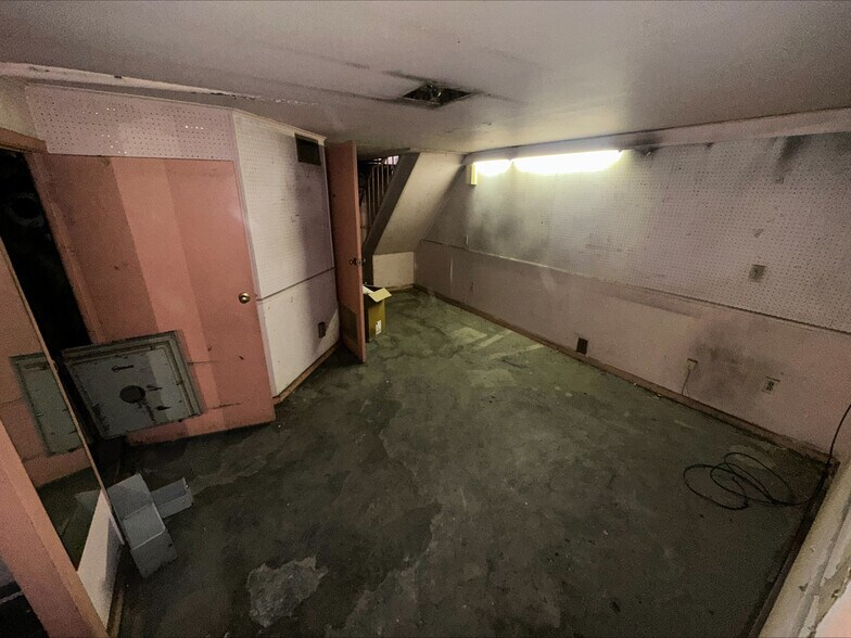 More Photos Of 8-10 Irving Pl, Woodmere Storefront Retail Office For Lease