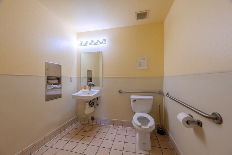More Photos Of 1570 S Rainbow Blvd, Las Vegas Office For Lease