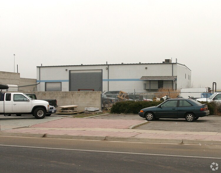 More Photos Of 4106-4112 S Commerce Dr, Murray Light Manufacturing For Lease