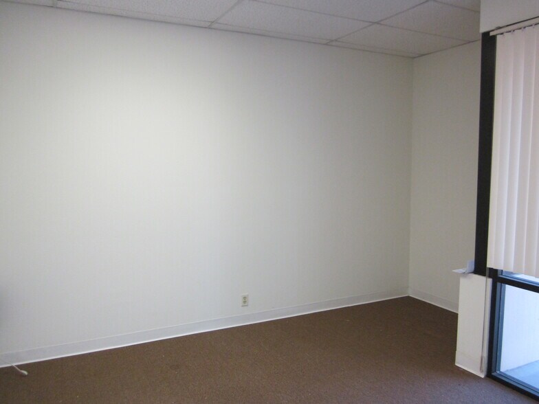 More Photos Of 77-775 Jackal Dr, Palm Desert Service For Lease