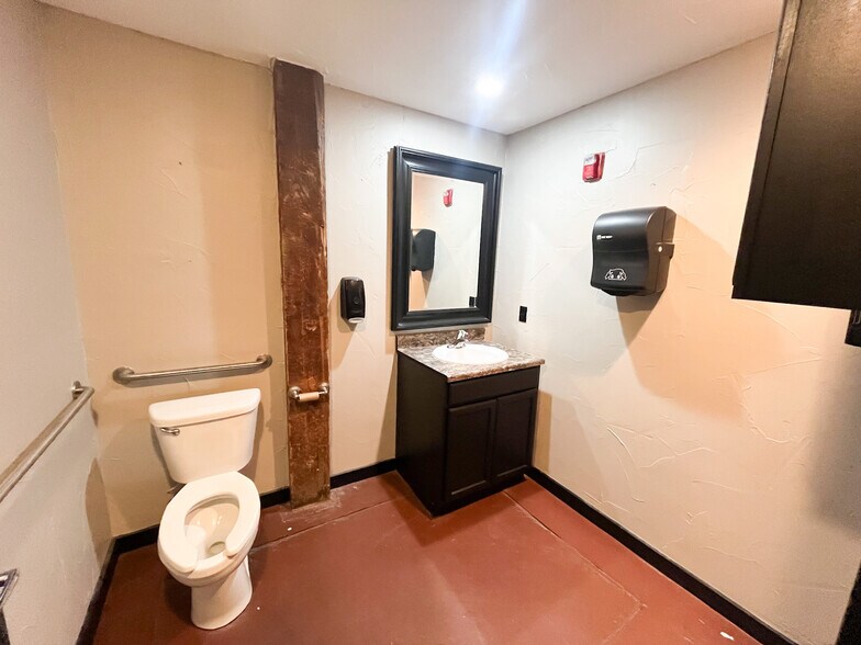 More Photos Of 509 W Olive St, Springfield General Retail For Sale